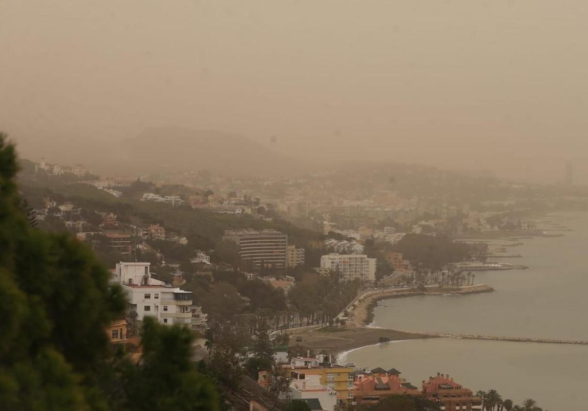 Archive image of an episode of 'calima' haze in Malaga.