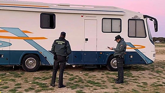 Police shut down illegal campsite housing more than 100 vehicles in well-known coastal town in south of Spain
