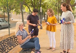 The councillors distribute the bottles in Los Pacos.
