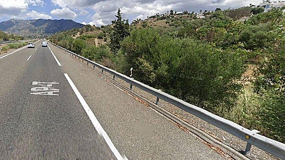 Two dead after car plunges off AP-7 motorway bridge on the Costa del Sol