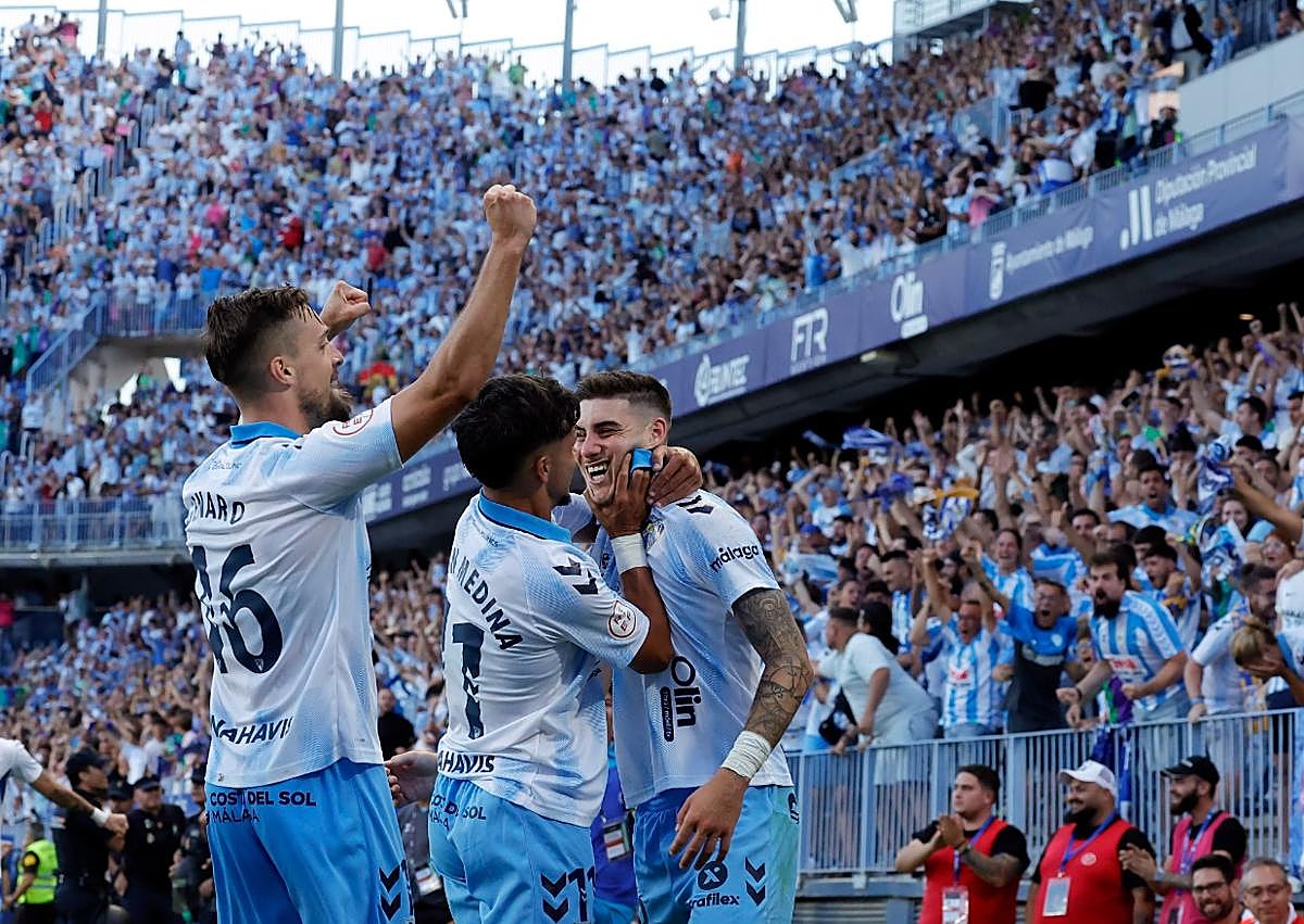 Imagen secundaria 1 - Roberto at the double to send Malaga CF to the play-off final