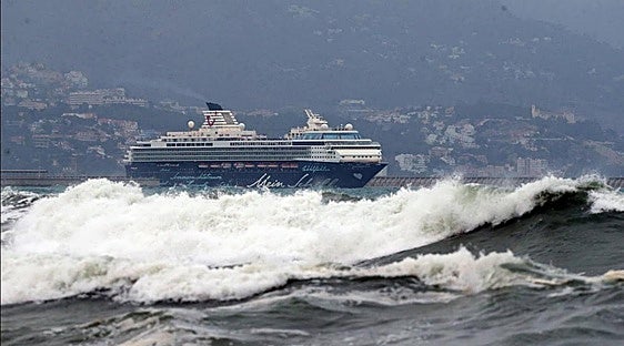 Aemet activates yellow 'risk' alerts for strong winds and high waves on the coastline of Malaga and Granada provinces