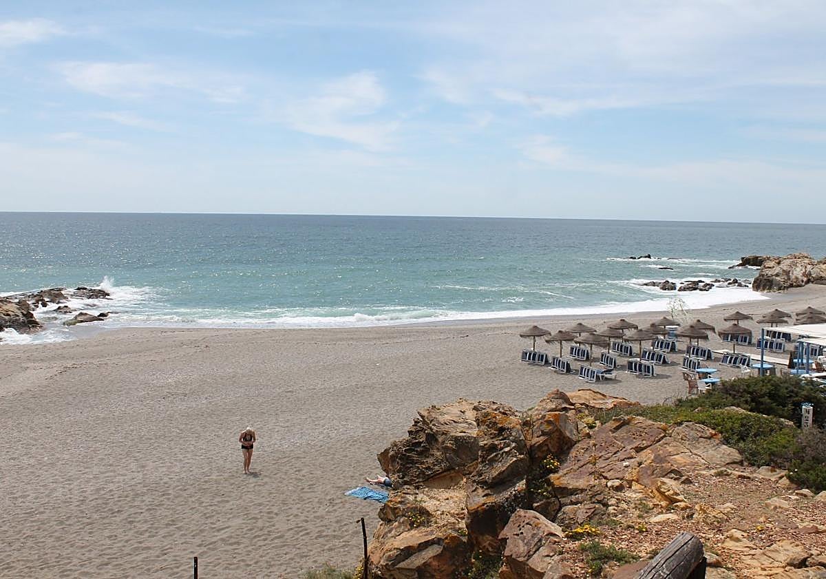 Imagen principal - Next to Punta Chullera, is playa Los Toros, where Dieguichi beach bar is located.