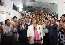 Alberto Núñez Feijóo and candidate Dolors Montserrat celebrate the results