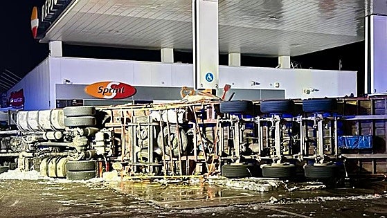 Miracle escape as two people slightly injured after lorry loses wheel and smashes into motorway service station in Malaga province