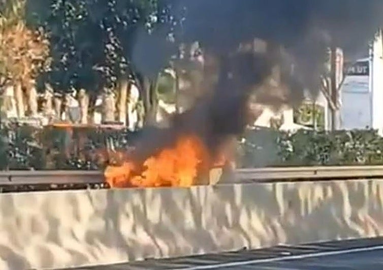Watch as blazing vehicle on A-7 sparks long traffic tailbacks on the Costa del Sol