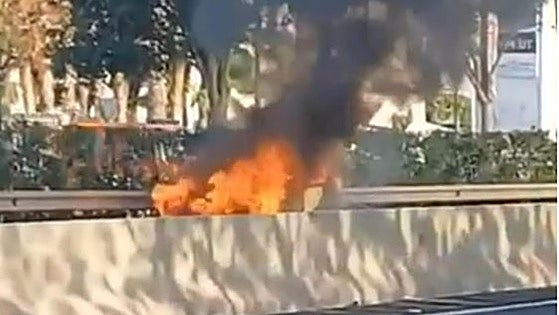Watch as blazing vehicle on A-7 sparks long traffic tailbacks on the Costa del Sol