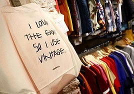 This message on a bag in the vintage shop Península, illustrates the ecological argument behind the second hand sector.