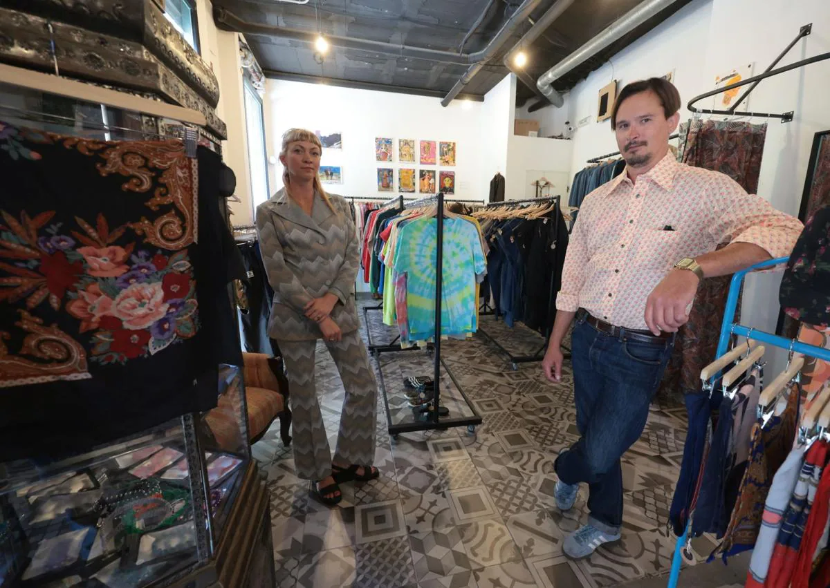 Imagen secundaria 1 - Javier Villanueva runs Flamingos, an American vintage store (top);, Oysters (Calle Ollerías) is run by an Estonian couple (left); Vintage clothes in Epoca Village (right).