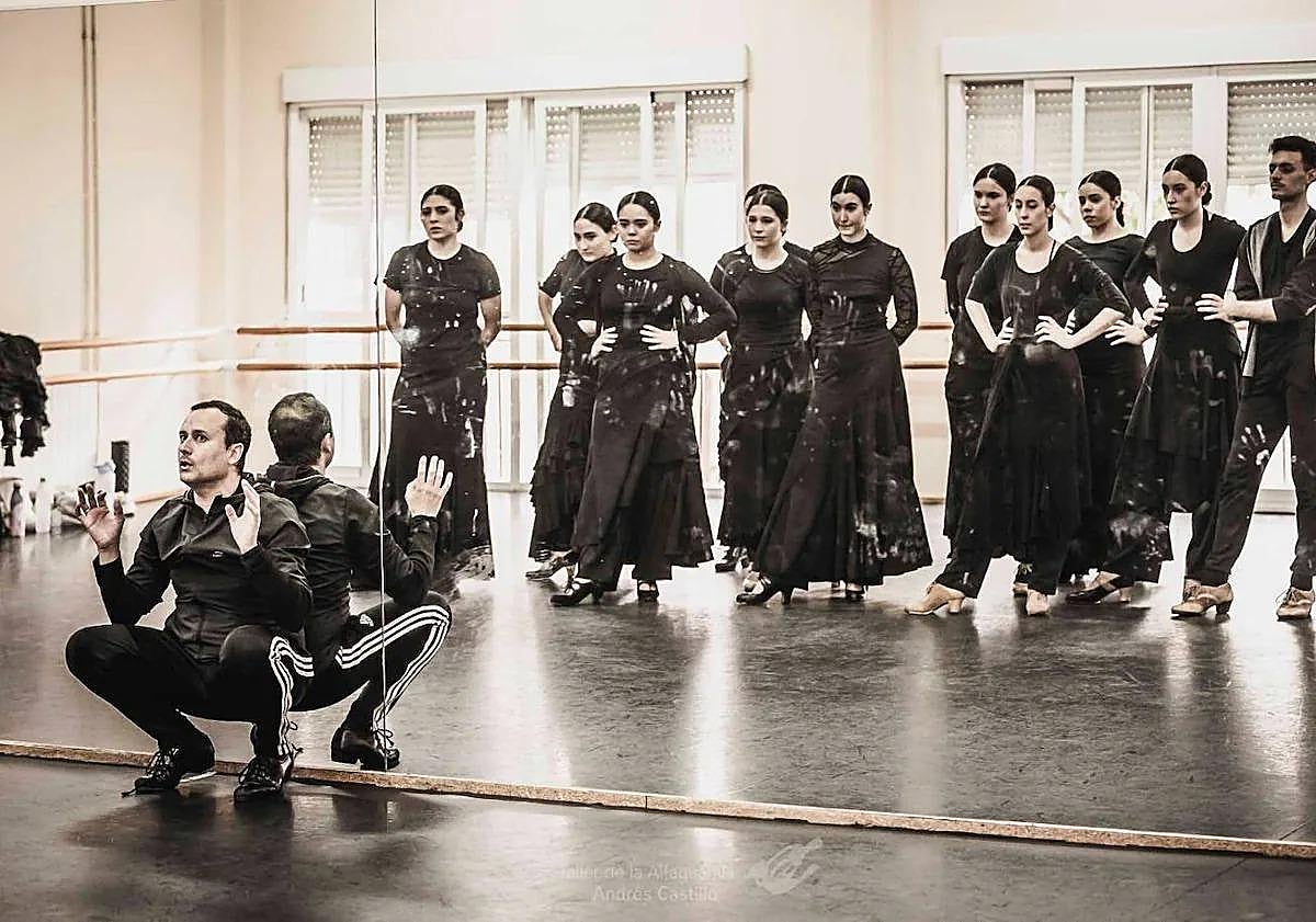 Imagen principal - Daniel Doña with part of the cast in rehearsal (top), the group of dancers in Japan (middle) and a dance from the show (bottom).