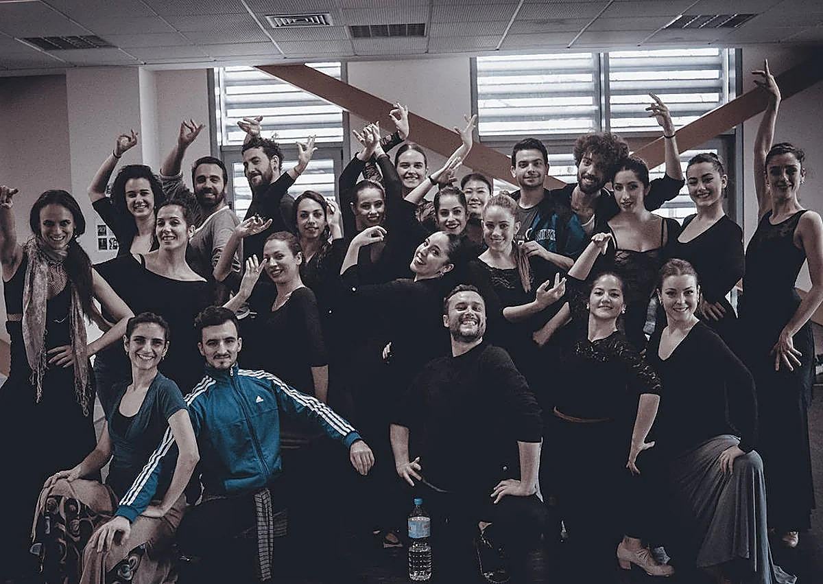 Imagen secundaria 1 - Daniel Doña with part of the cast in rehearsal (top), the group of dancers in Japan (middle) and a dance from the show (bottom).