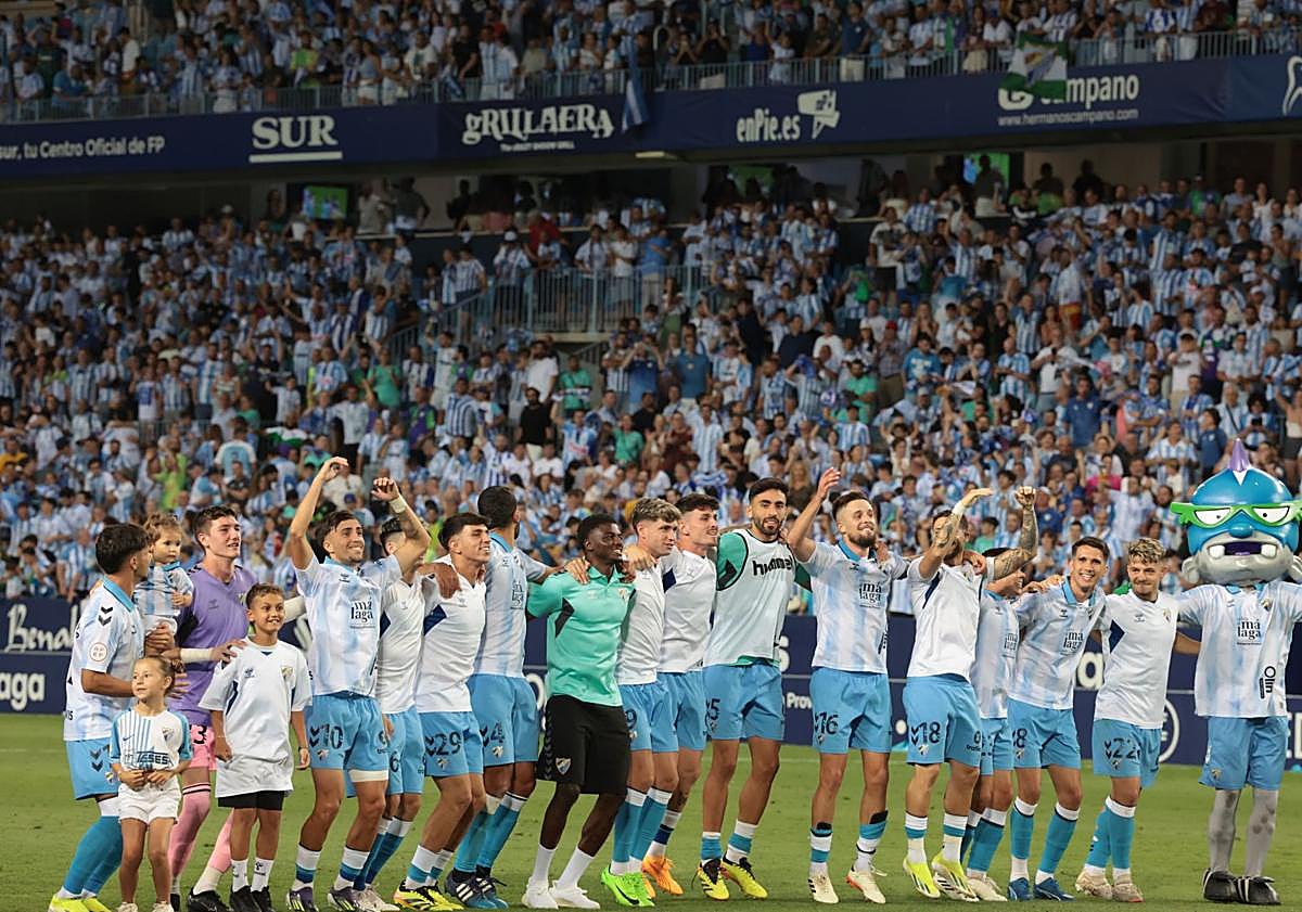 Imagen principal - Roberto double gifts Malaga CF narrow advantage in play-off final