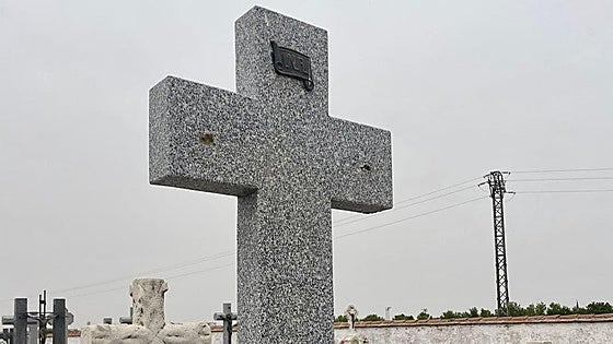 Why has there been a wave of thefts of crosses and crucifixes from cemeteries in Spain's Toledo?