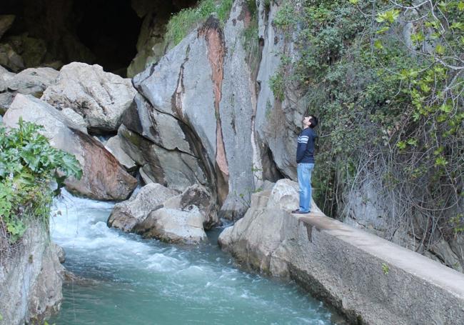 Entrance to the Cueva del Gato.