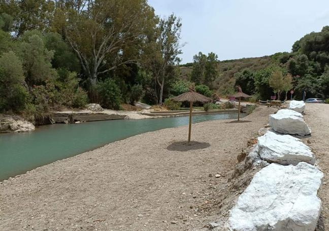 Charca de la Mina river beach.