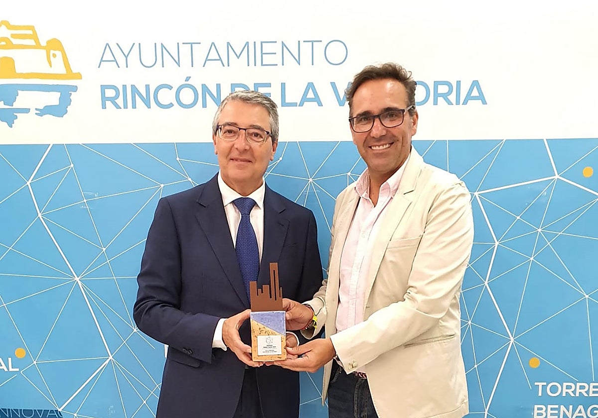 The mayor and the councillor for tourism with the award.