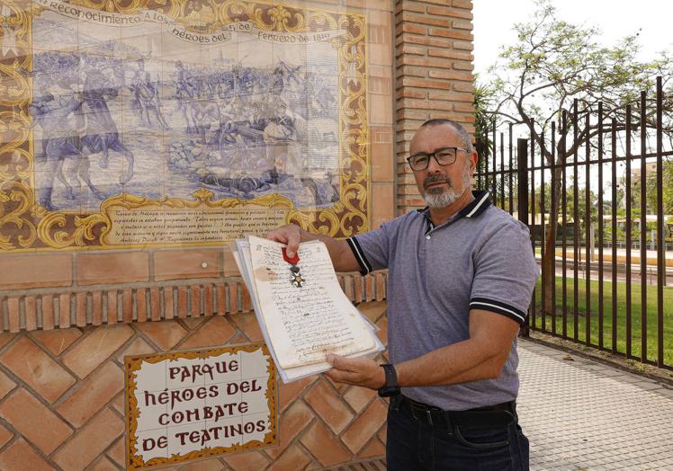 José Antonio Fernández Molina holds the collection of documents alongside the monument to the heroes of the battle.