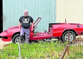 Ivan poses in front of his workshop with the bodywork of a 1983 Alfa Romeo Spider Veloce undergoing restoration.