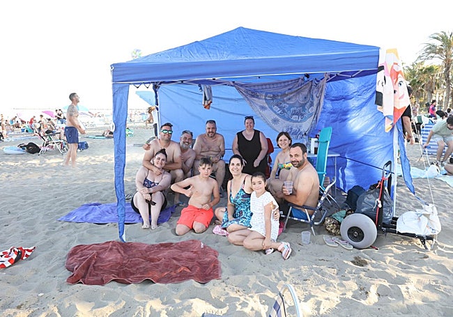 Patri, Yésica, Sergio, Alberto, Pedro, Virgina and the children Nacho and Dalia, in the tent they took to the beach.
