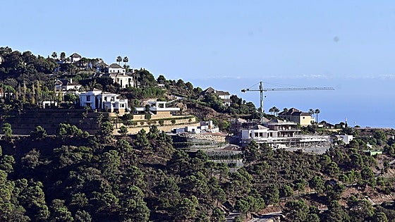 Which are the municipalities in Malaga province that have the lowest and highest IBI property tax rates?