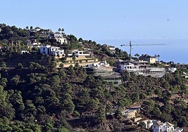 Which are the municipalities in Malaga province that have the lowest and highest IBI property tax rates?