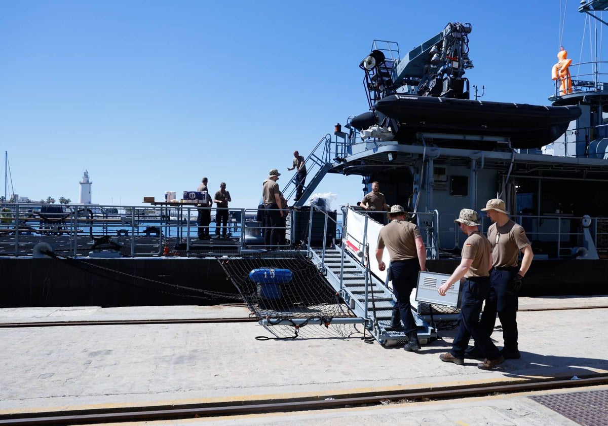 Crew members of the Grömitz in the Port of Malaga.