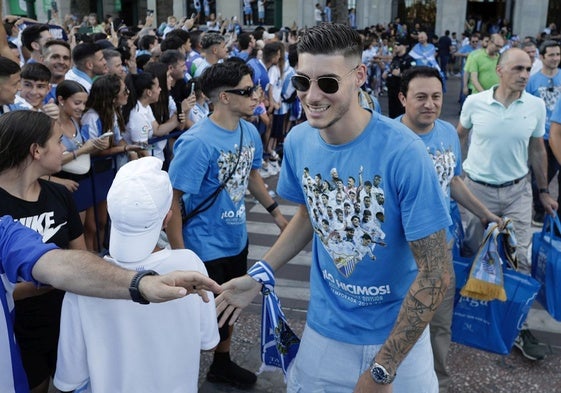 Roberto, with the commemorative T-shirt that the club is going to put on sale.