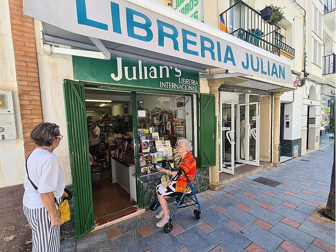 Imagen secundaria 1 - Julian's Books in Fuengirola, founded by an American journalist, closes after 58 years