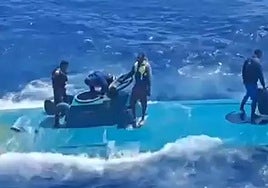 Customs capture the moment the narco-sub was boarded.