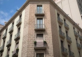 A building in Barcelona with more than a dozen tourist flats for rent.