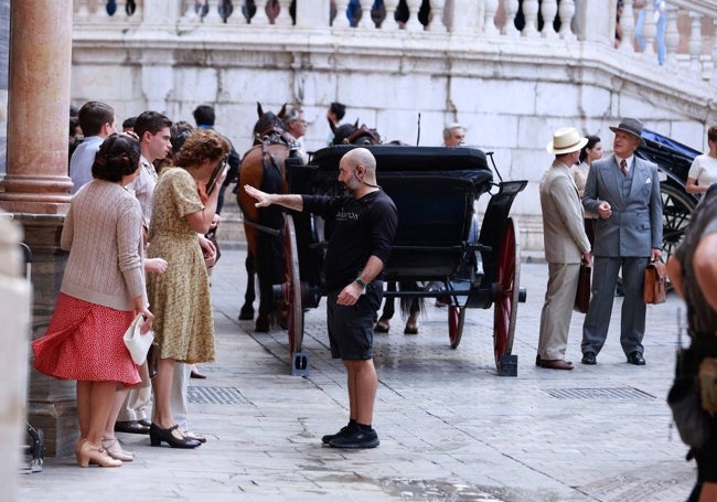 Extras in the scene shot in Plaza del Obispo for the series.