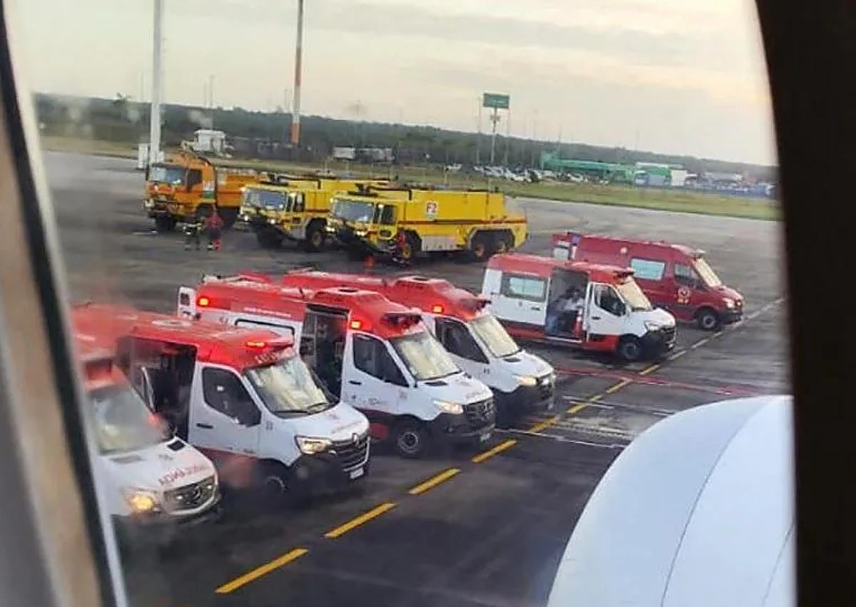 Imagen secundaria 1 - The Air Europa plane, after it landed.