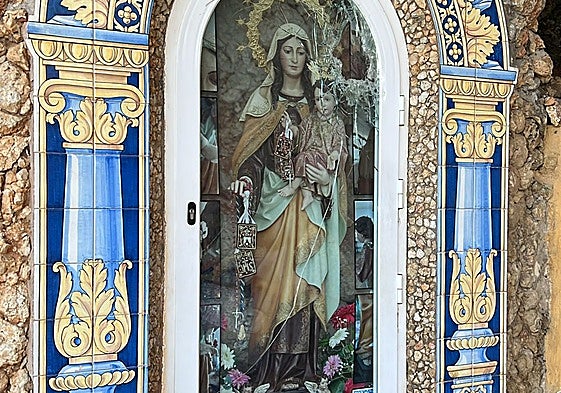 The niche of the image of the Virgen del Carmen, in El Cantal, under restoration.