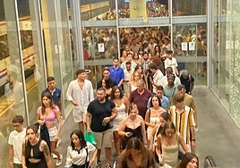 A flood of passengers at Victoria Kent station during the last fair.