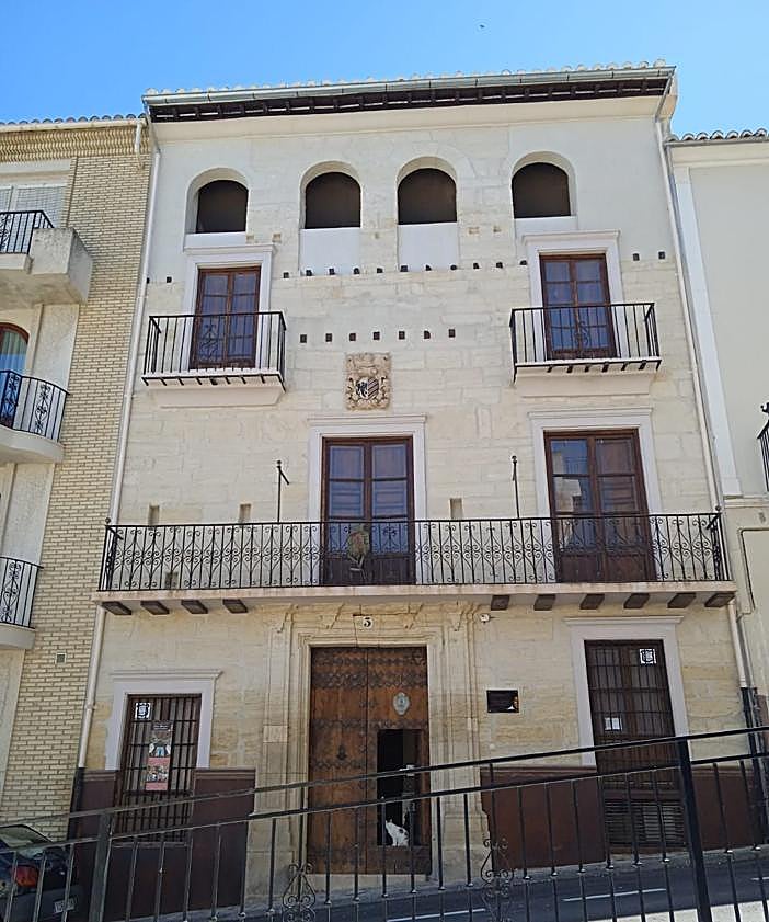 Imagen principal - The façade, detail of one of the ceilings and interior of the museum in Alhama de Granada.
