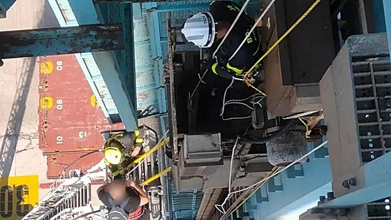 Dramatic rescue of worker trapped in a lift cage 35 metres above ground in Algeciras