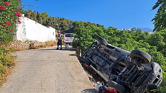 Lucky escape for Malaga workers after pick-up truck overturns on mountain road