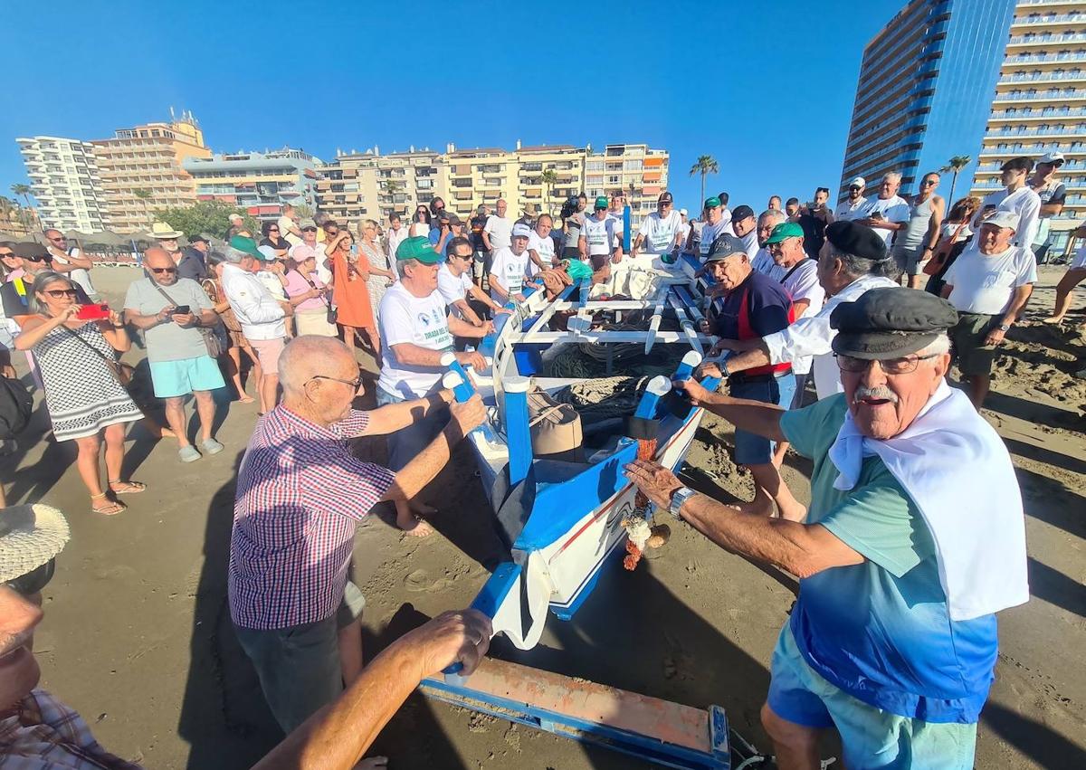 Imagen secundaria 1 - Fuengirola fishermen recreate ancient technique that is considered an art more than fishing