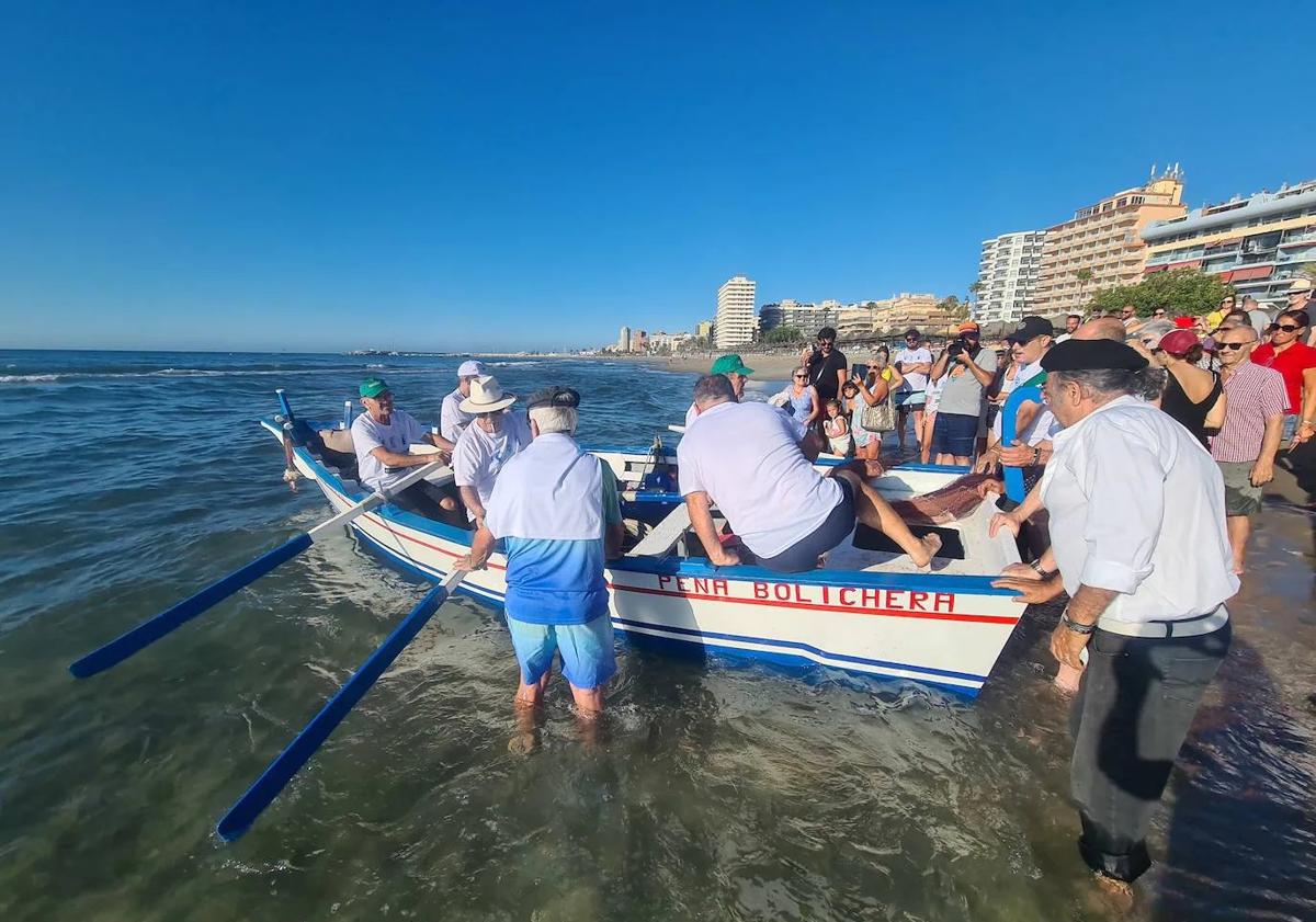 Imagen principal - Fuengirola fishermen recreate ancient technique that is considered an art more than fishing