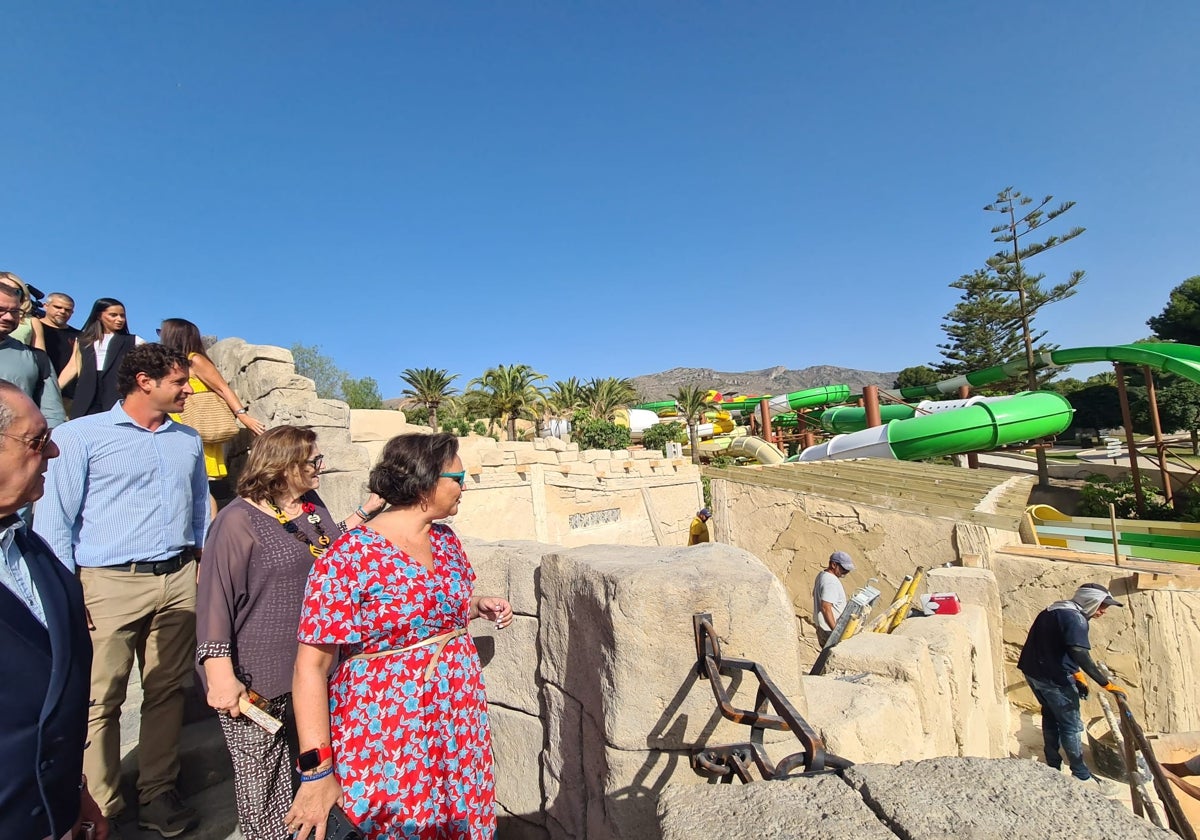 The director of the park, with the first deputy mayor and the mayor, walk past some construction work at Aqualand.