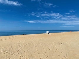 The long expanse of sand on La Flecha.