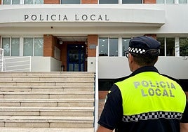 A Local Police officer in front of the Fuengirola police headquarters, in an archive image.