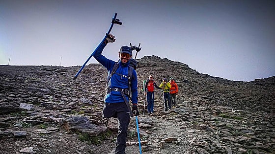 This is the first amputee athlete to climb all of the Sierra Nevada's highest peaks