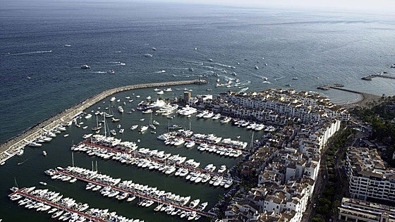 New floating jetties in Puerto Banús go on public display