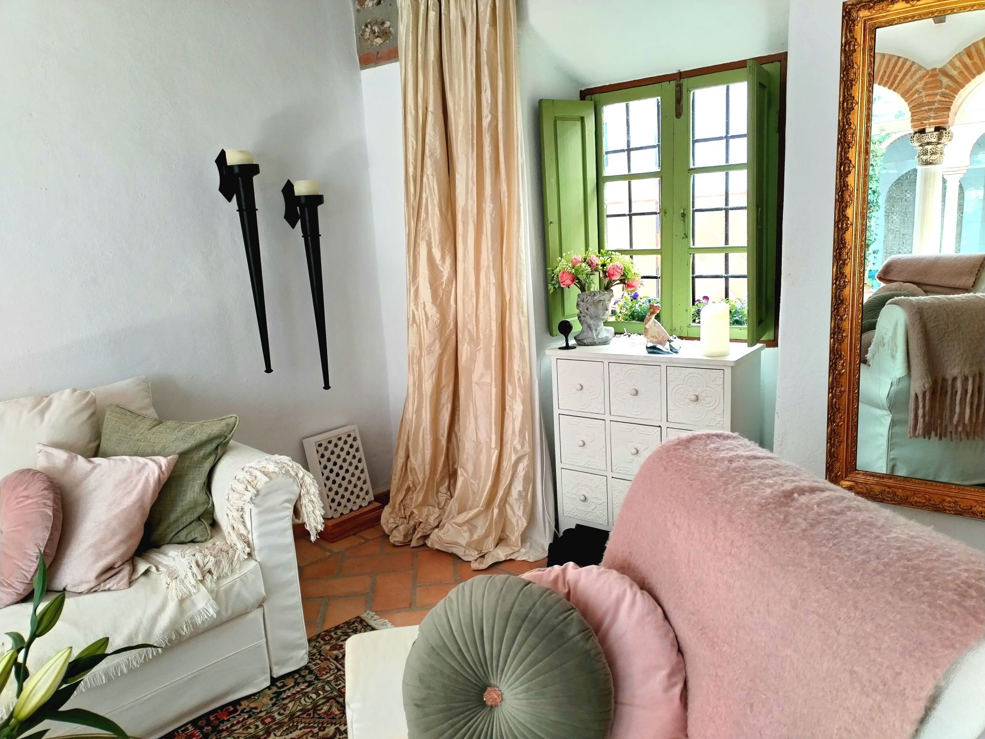 Imagen secundaria 1 - The charming house in Nerja that passers-by can’t help stopping to admire