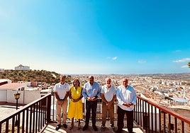 Local authorities, this Monday at the inauguration of the new promenade viewpoint in Vélez-Málaga.