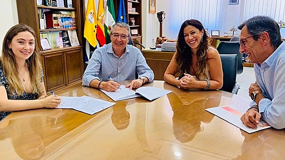 Costa del Sol town hall hands 60,000-euro cheque to local Red Cross
