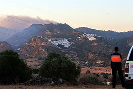 Major forest fire in Casares is stabilised but continues to burn