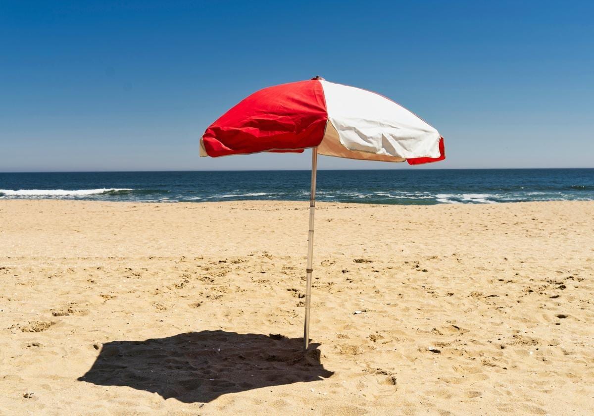 Up to 750 euros fine for marking your territory with your beach brolly to save a space on this beach in Cadiz