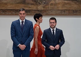 Sánchez and Aragonès in front of social security minister Elma Saiz.